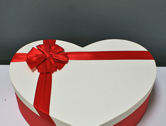 Коробка-сердце с красными розами и Asti Martini Фото